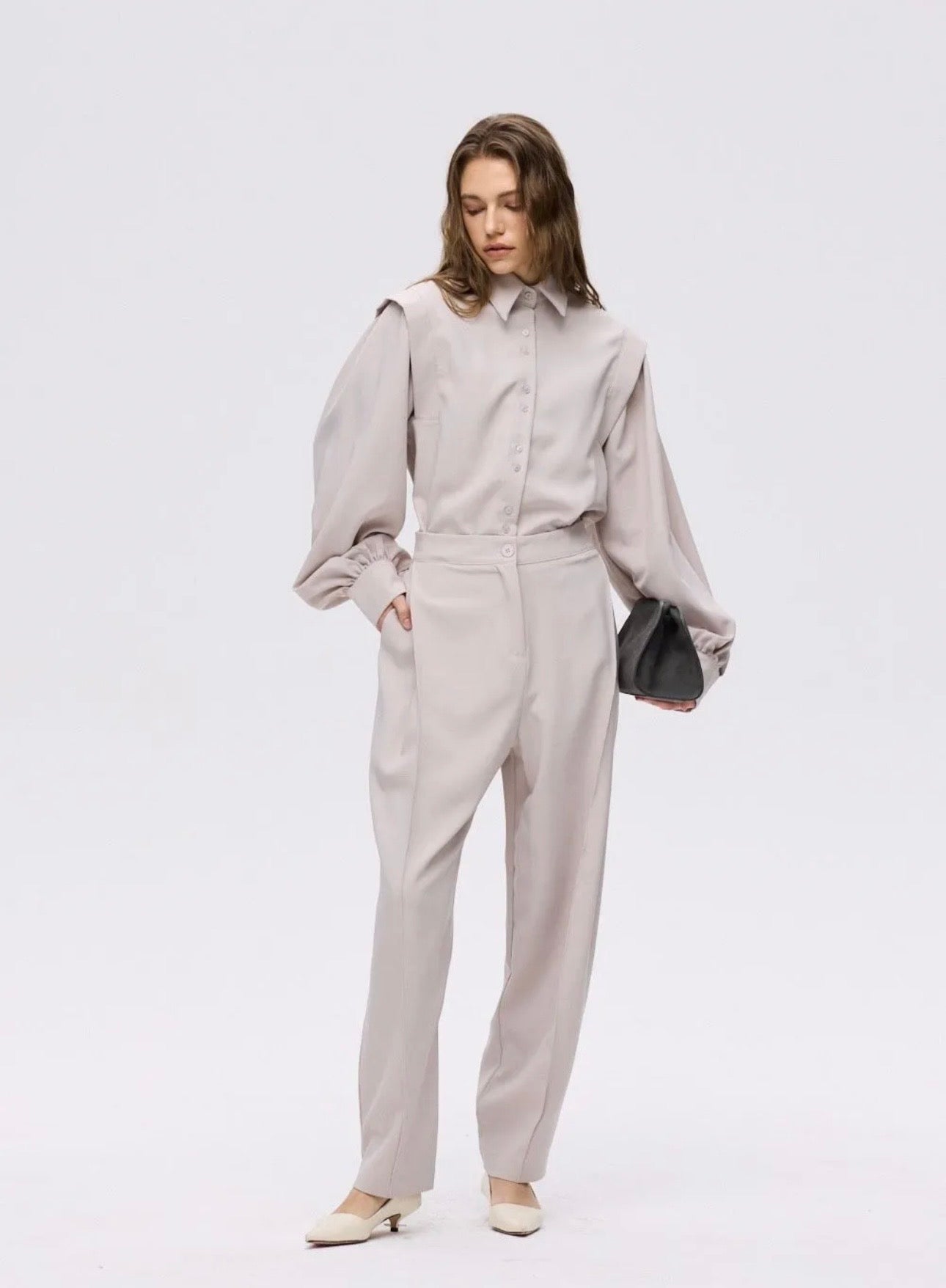 PANTALON GRIS BALLON AVEC BOUTON ARRIERE