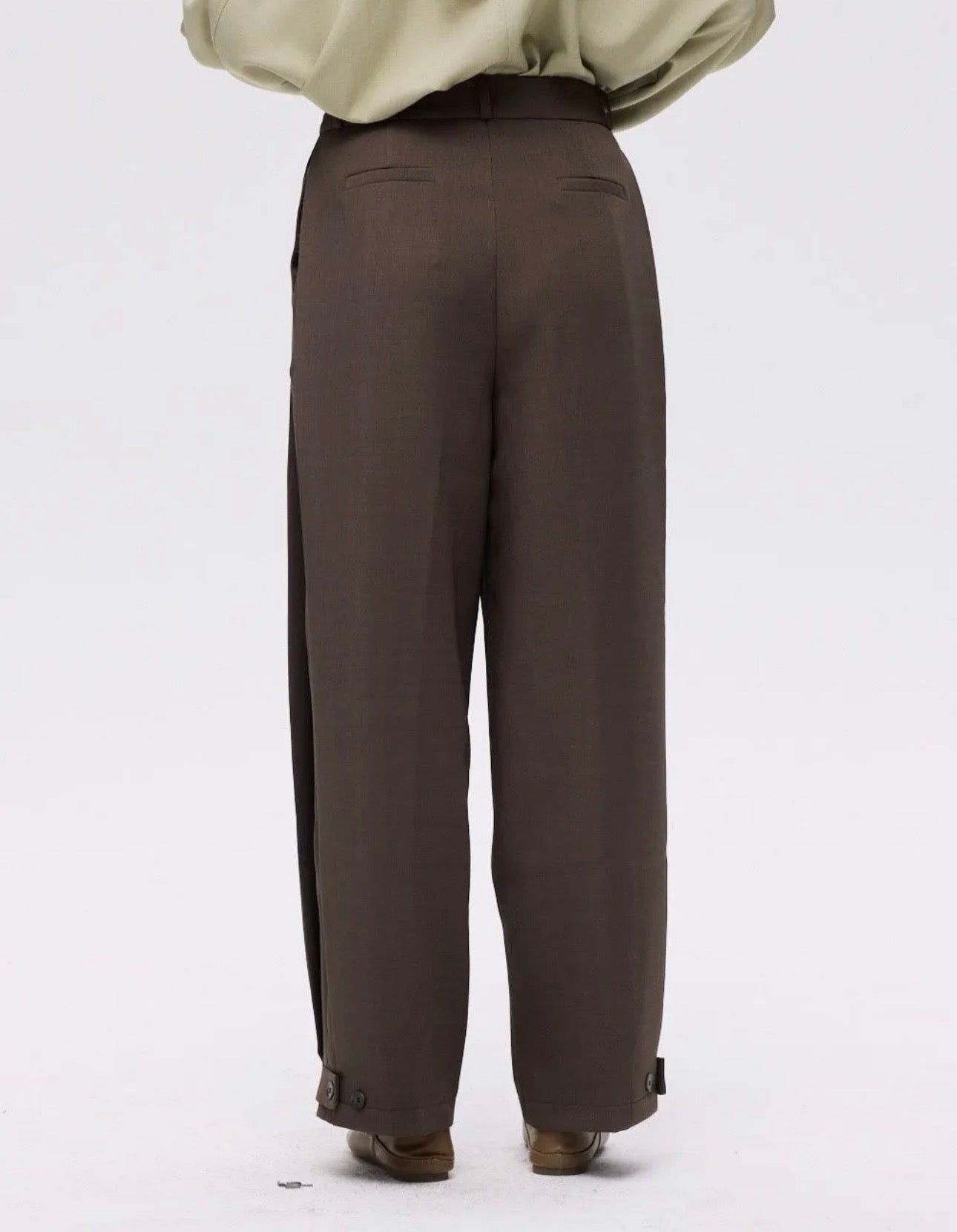PANTALON MARRON BOUTON BAS